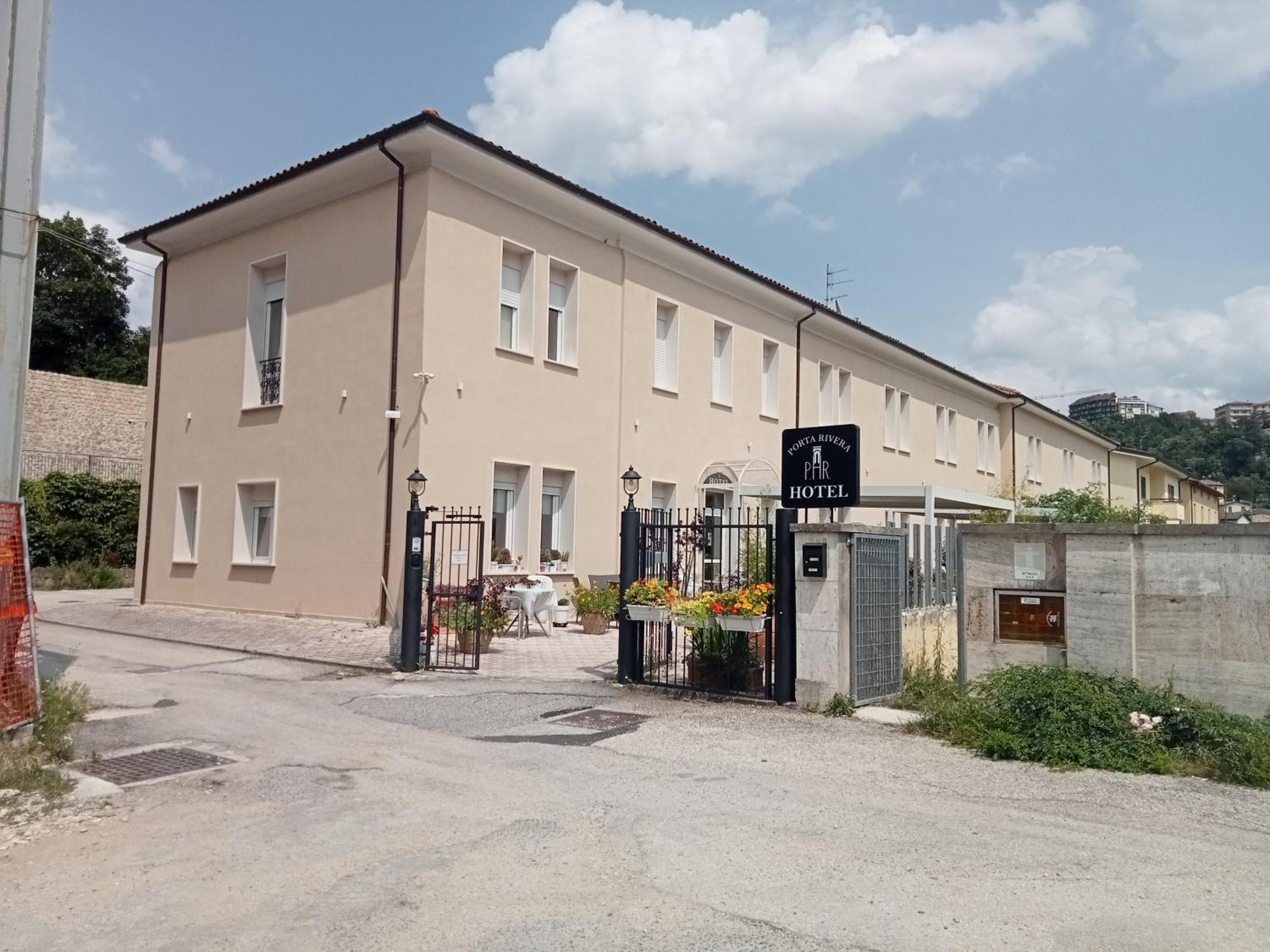 Hotel Porta Rivera LʼAquila Exterior foto